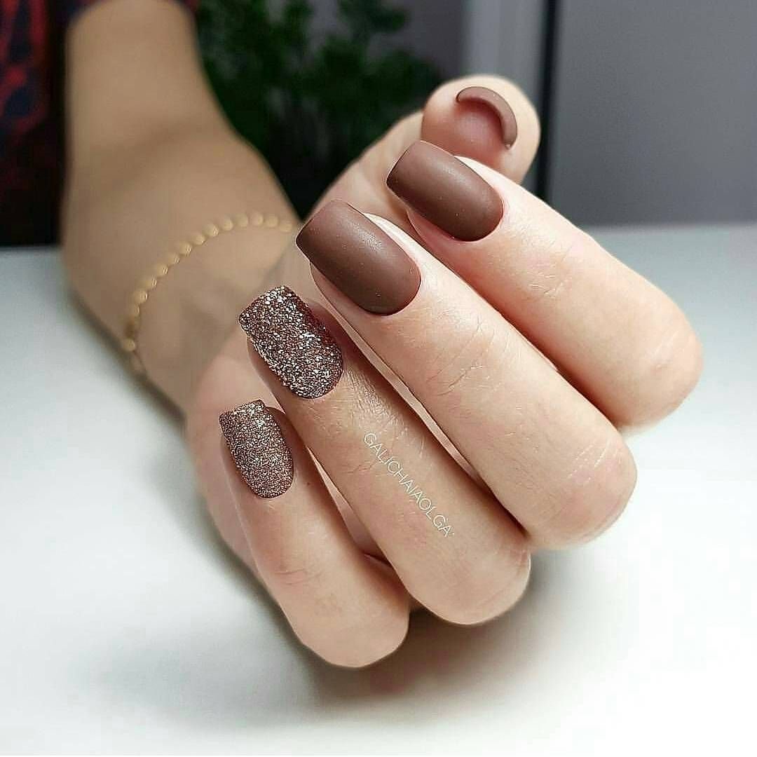 Ногти кофейного цвета с блестками