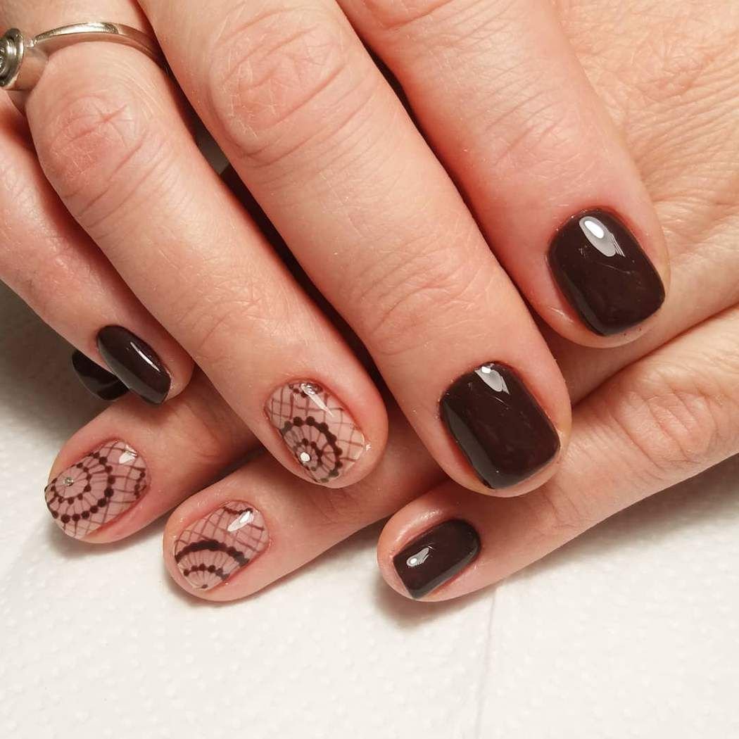 Маникюр под коричневое платье