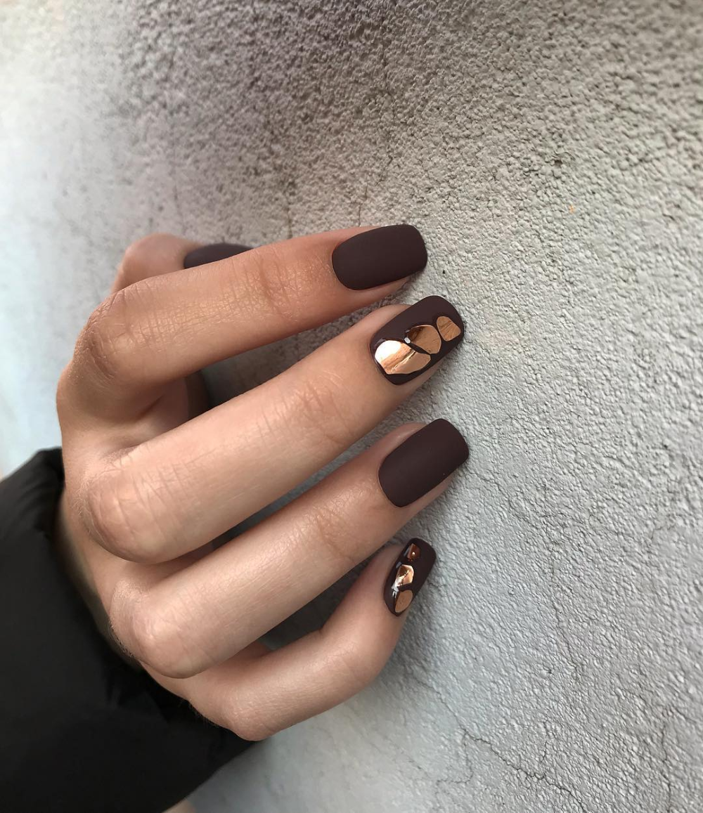 Маникюр коричневый матовый