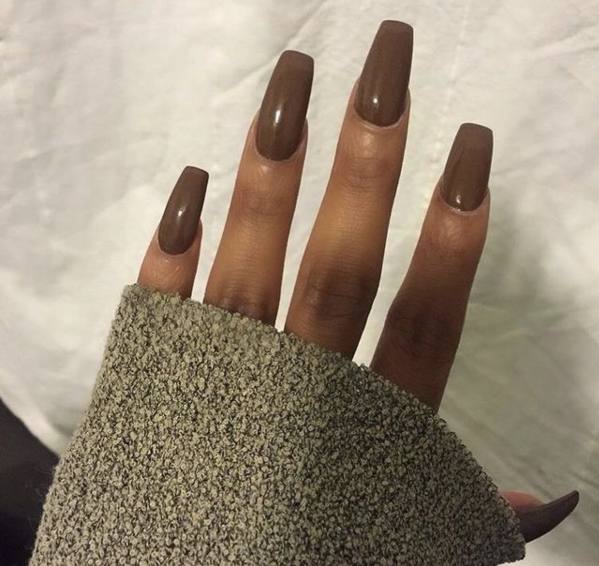 Коричневые ногти длинные