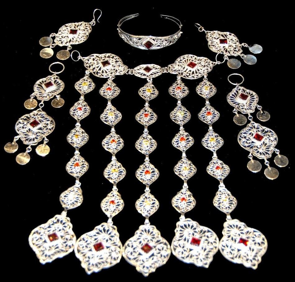 Национальные украшения