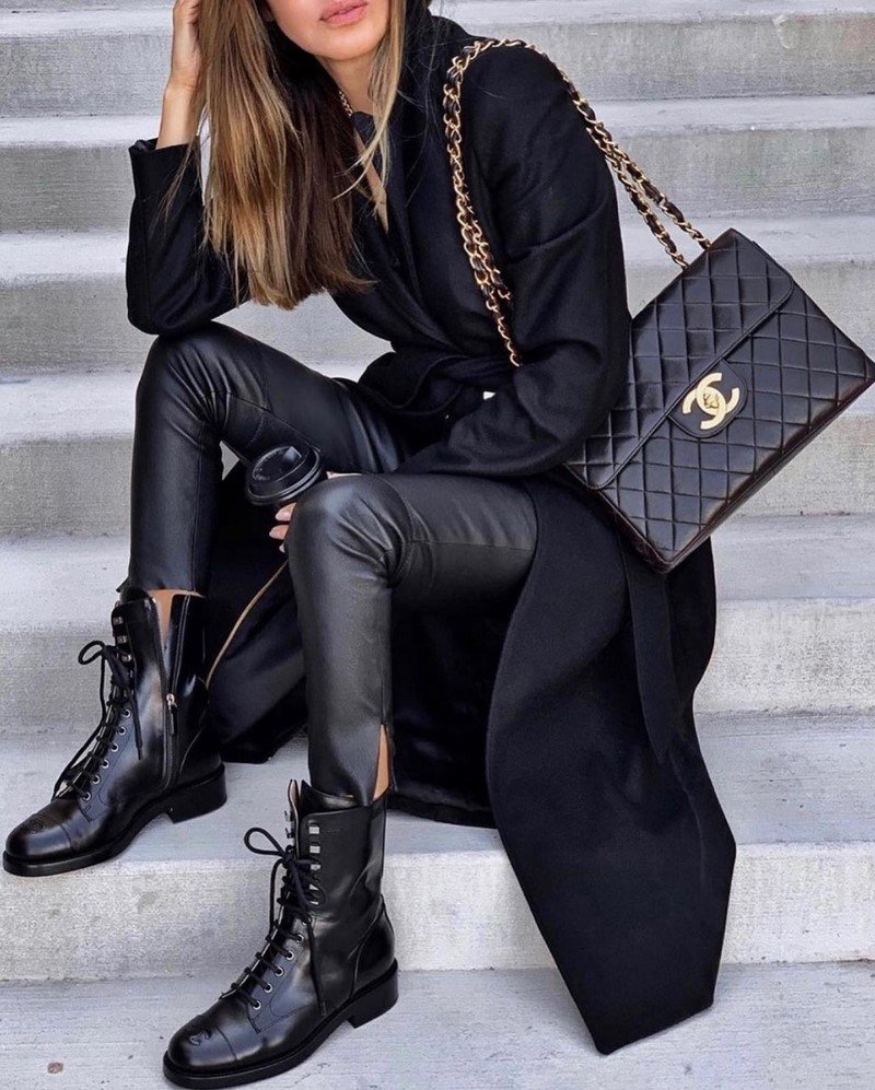 Свитер с кожаными лосинами