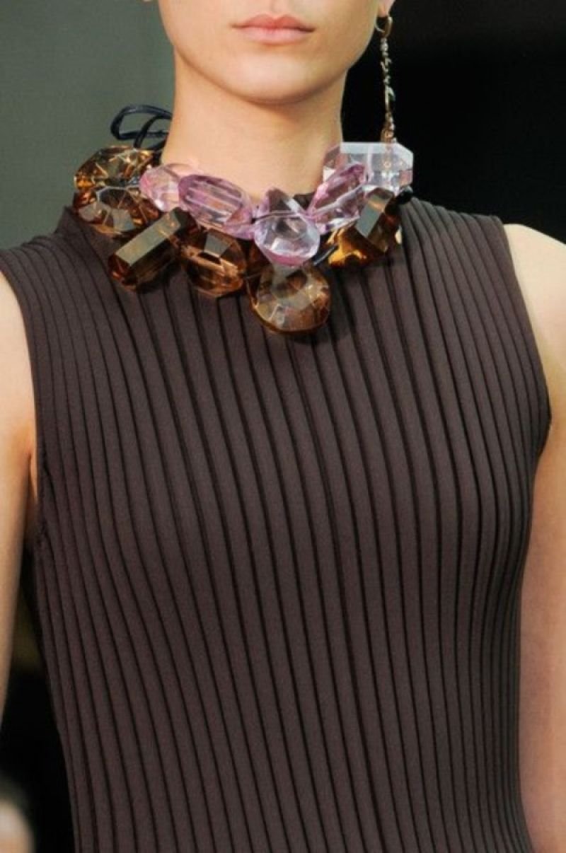 Крупные украшения на шею