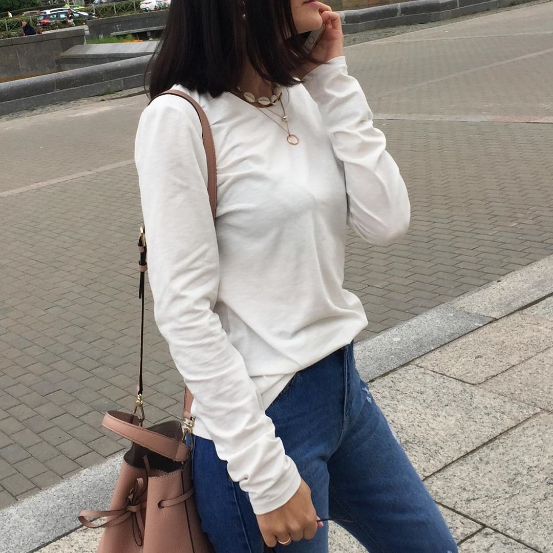 Кофта с вырезом