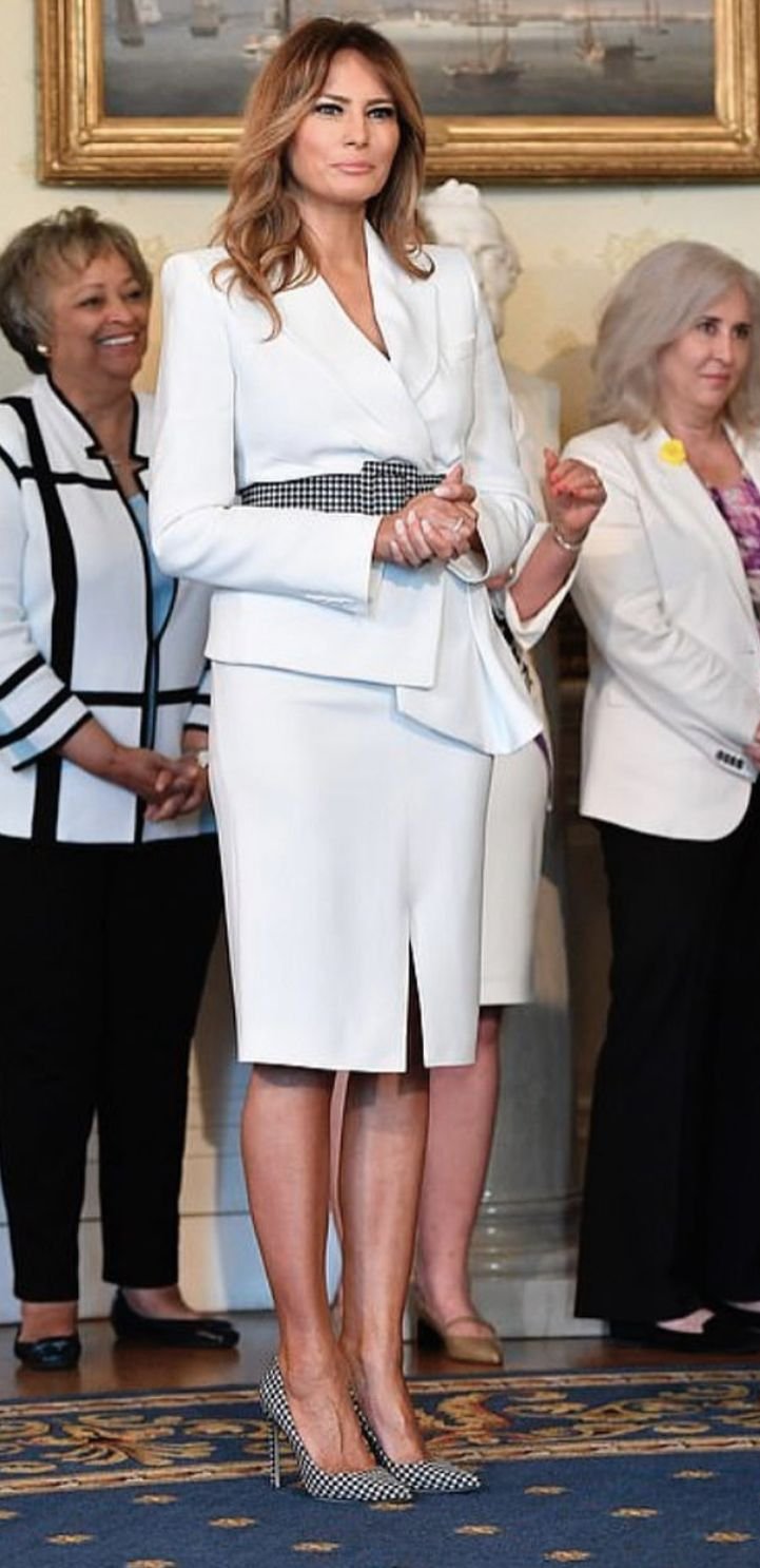 Мелания Трамп в белом костюме