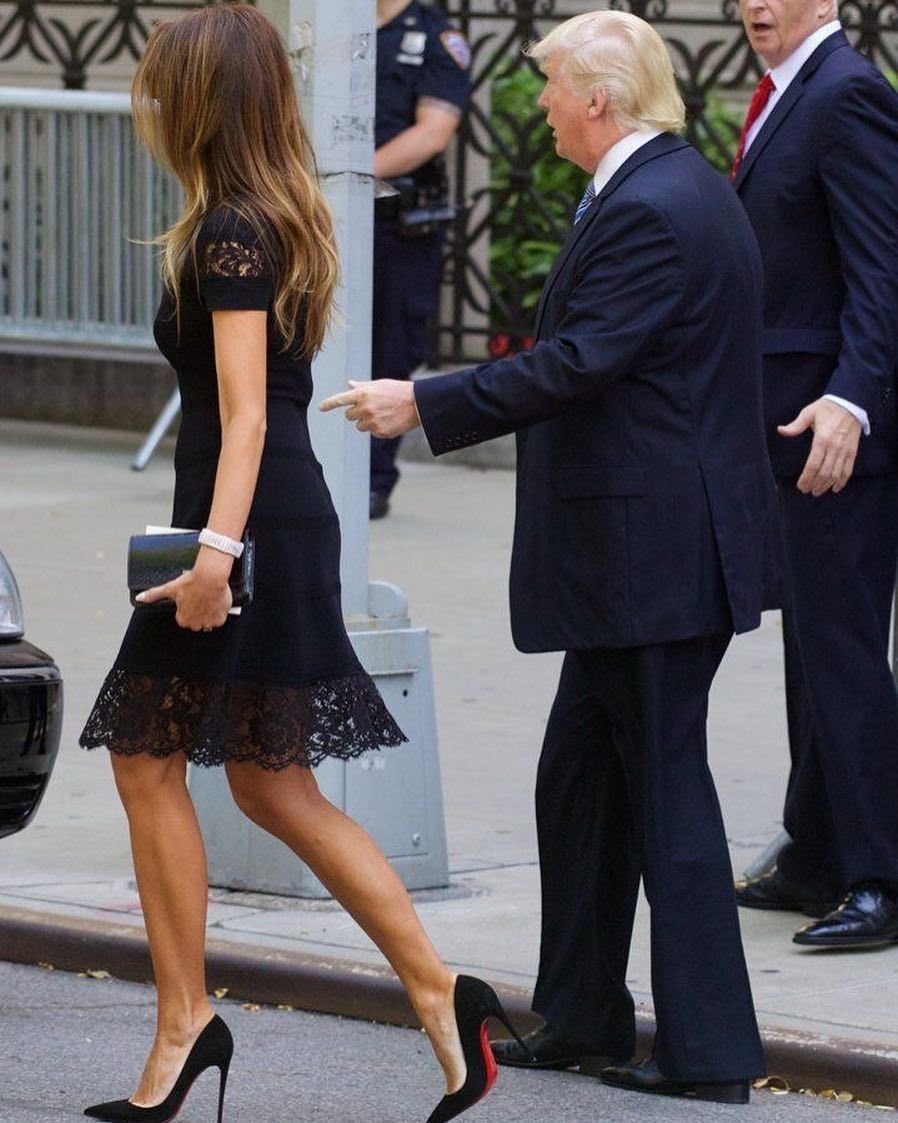 Мелания Трамп в черном платье