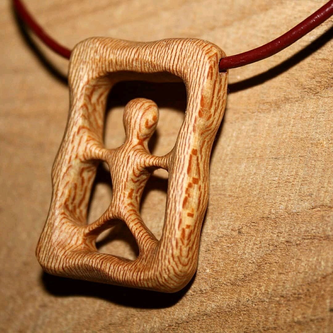 Кулоны из дерева ручной работы