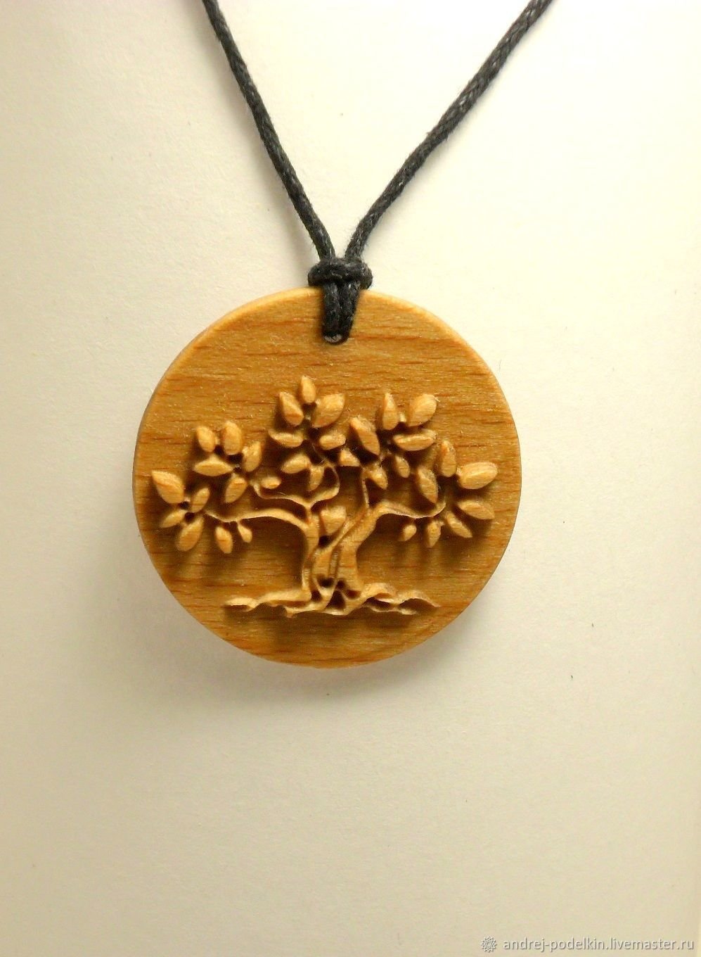 Подвески из дерева