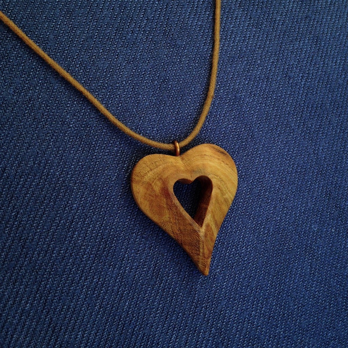 Оригинальные кулоны из дерева