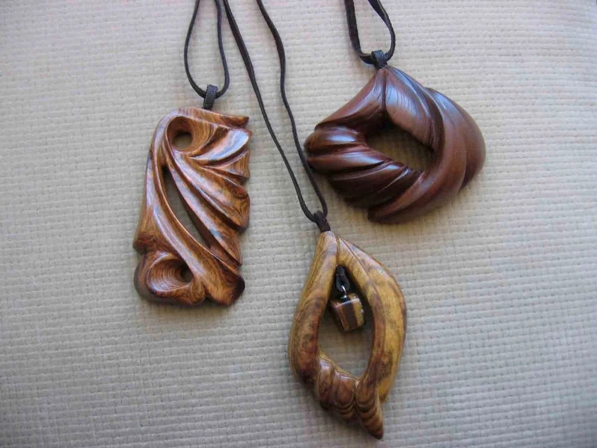 Украшения из дерева и камня