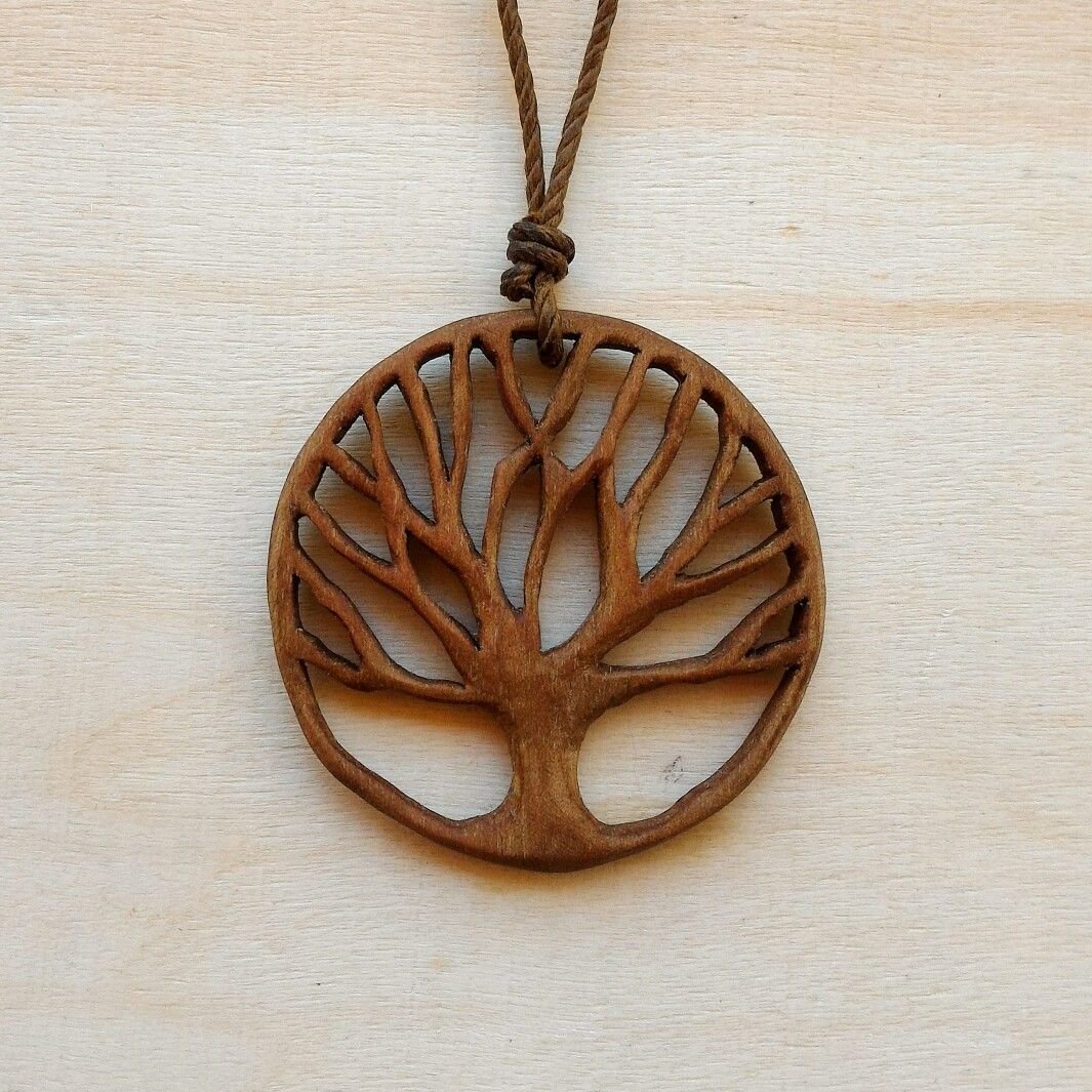 Кулоны из дерева ручной работы
