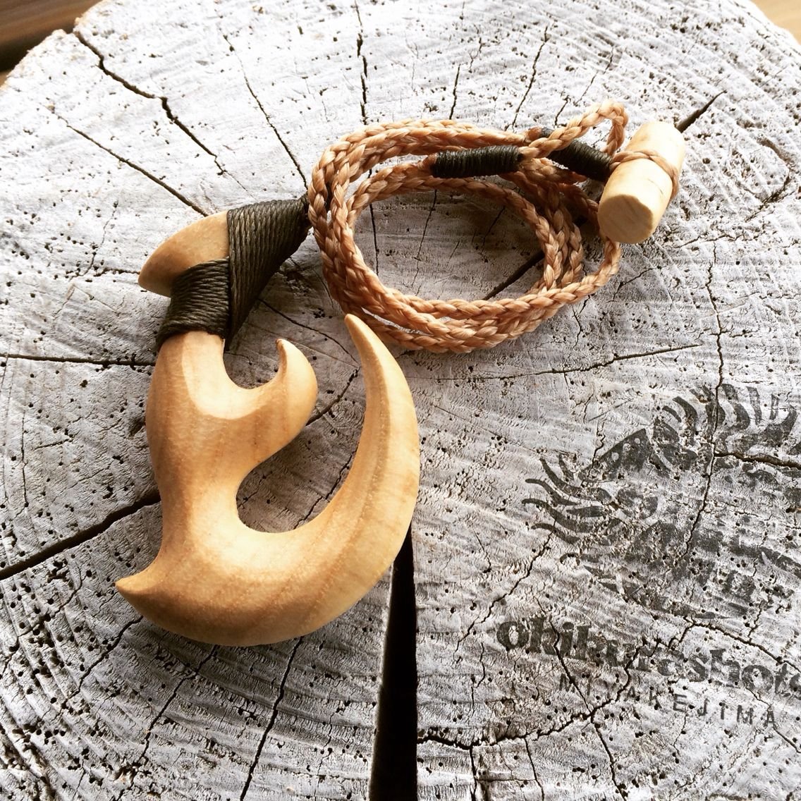 Подвеска из дерева