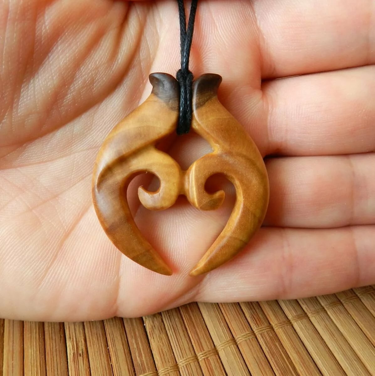 Подвески из дерева