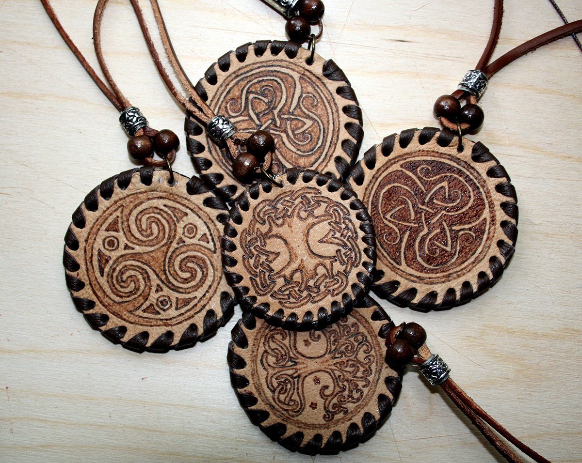 Мужской кулон из дерева