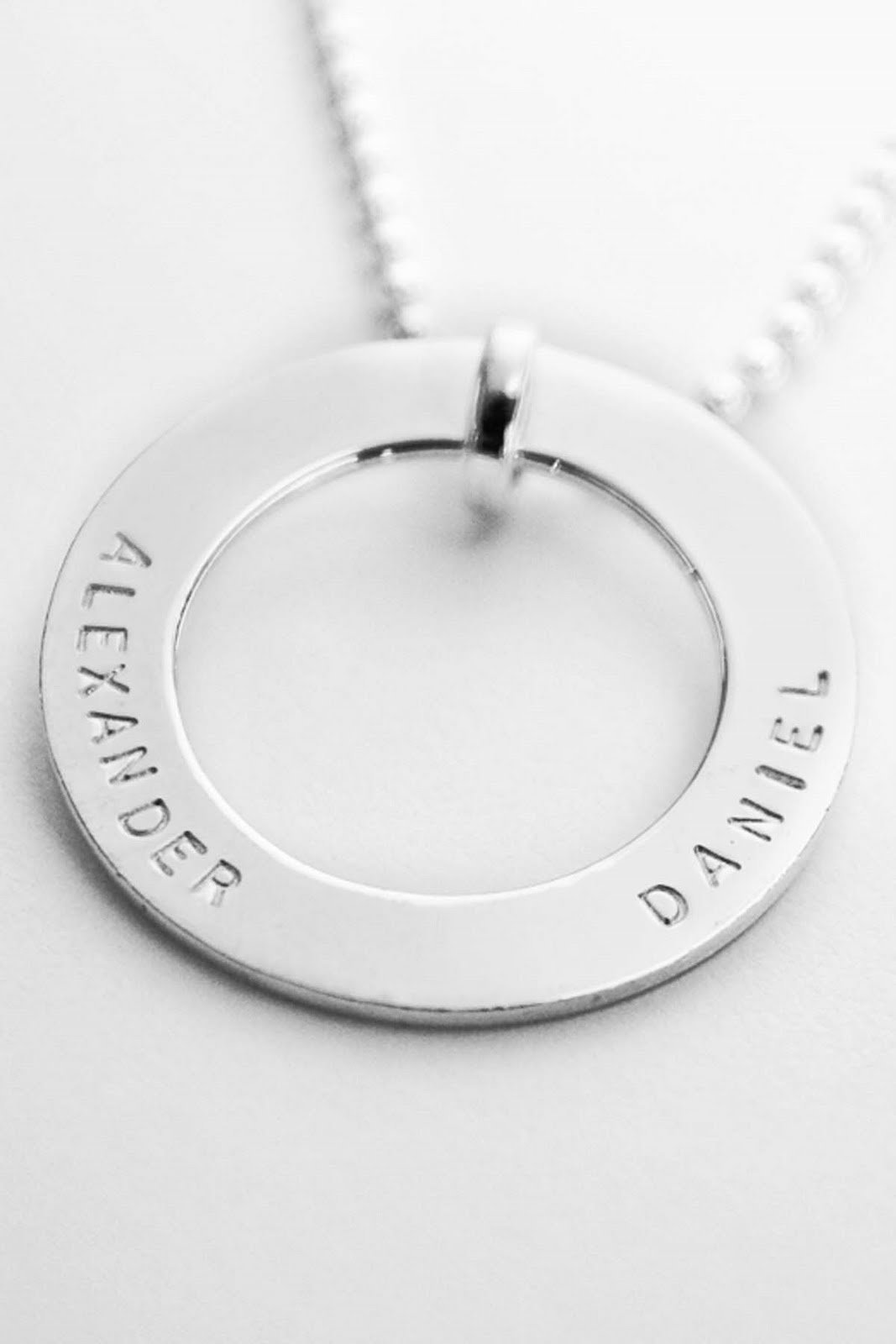 Круглые серебряные подвески