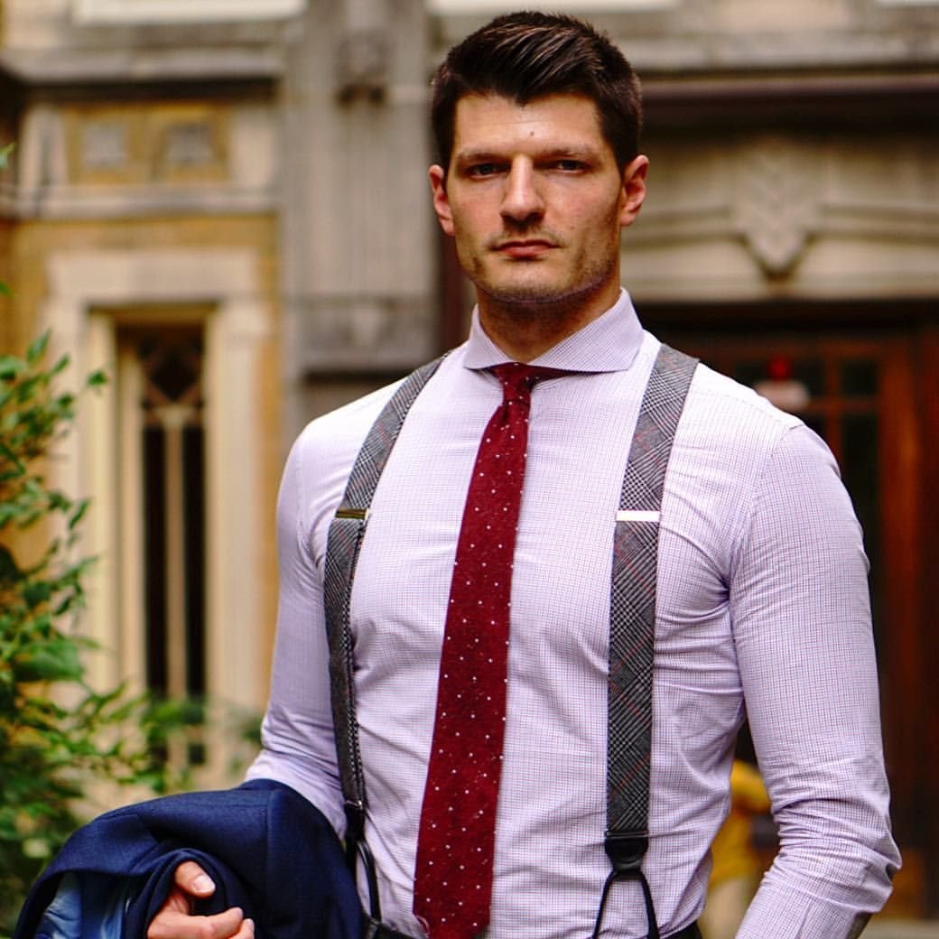 Жених в бежевом костюме