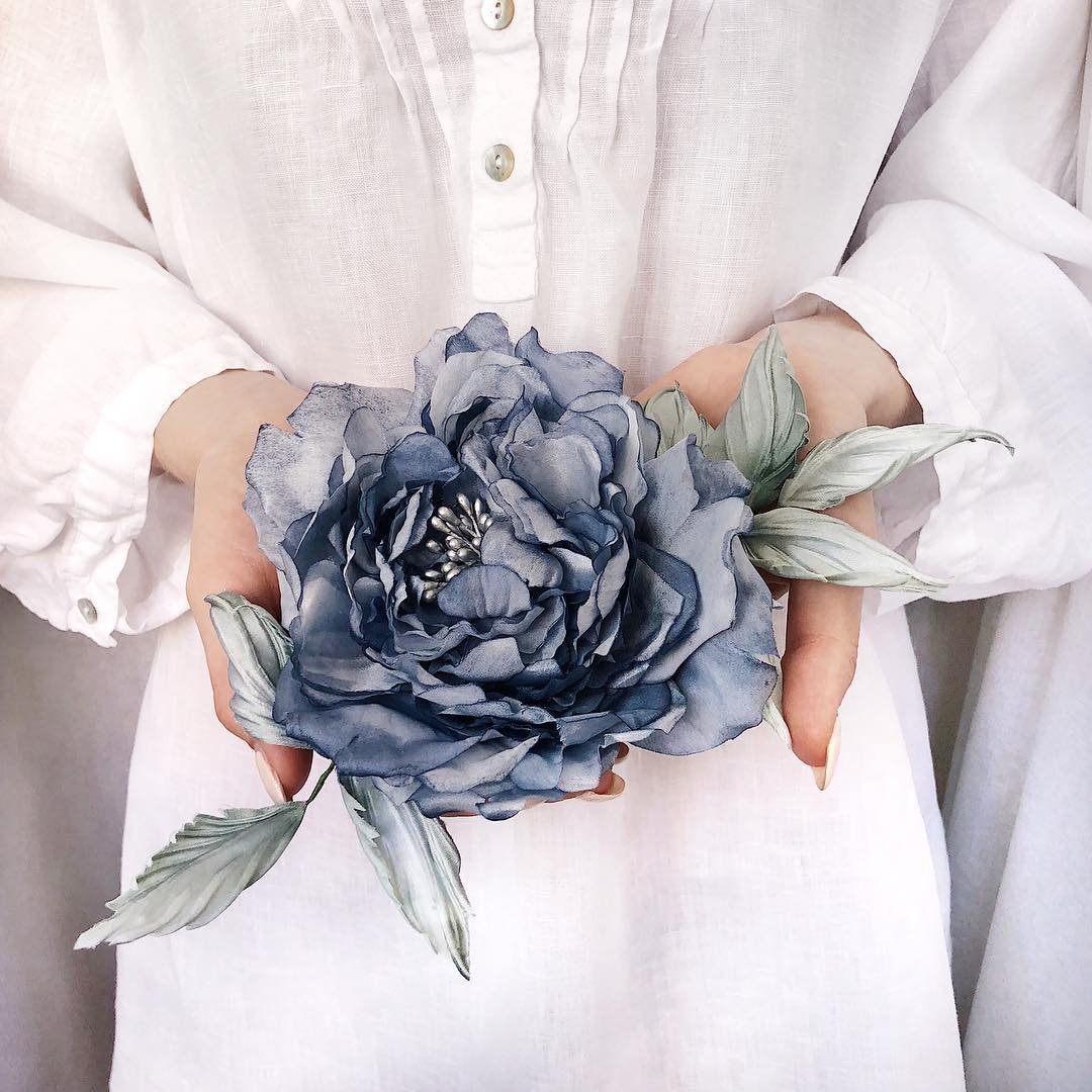 Брошь цветок из шелка