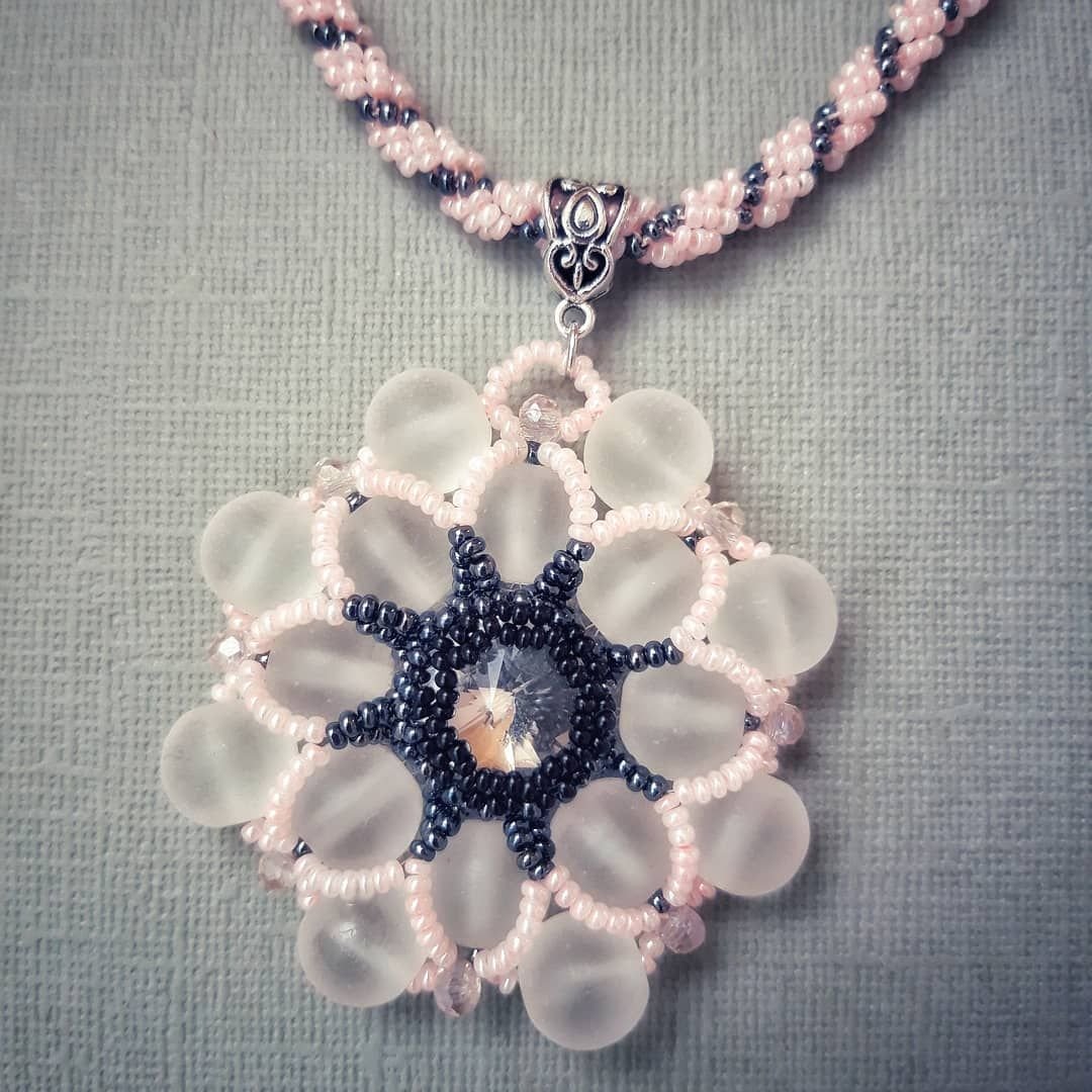 Кулоны из бисера и бусин