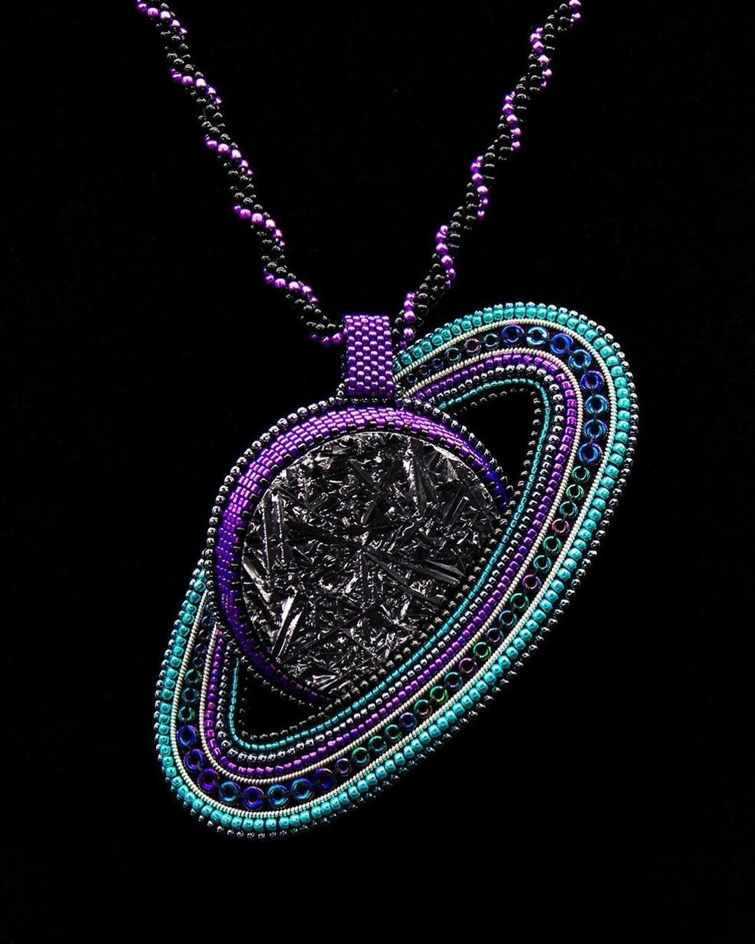 Кулон из бисера