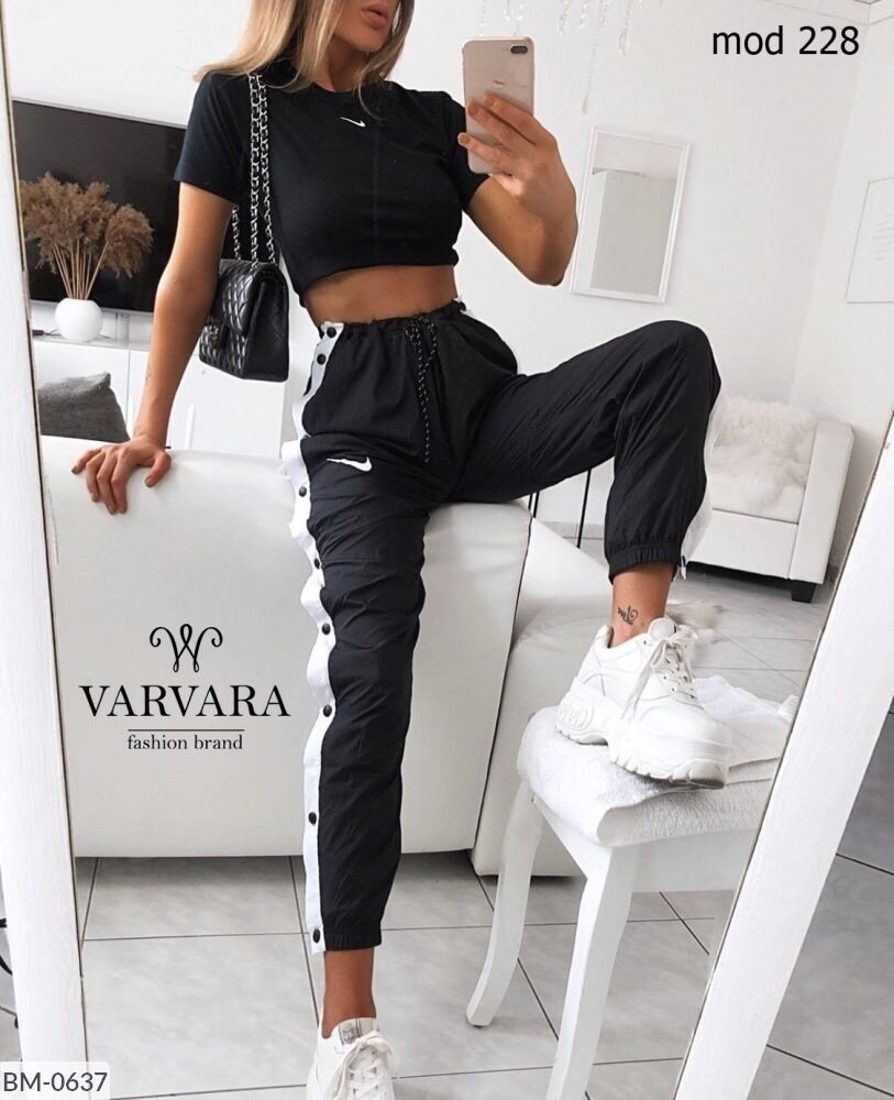 Девушка в спортивном костюме