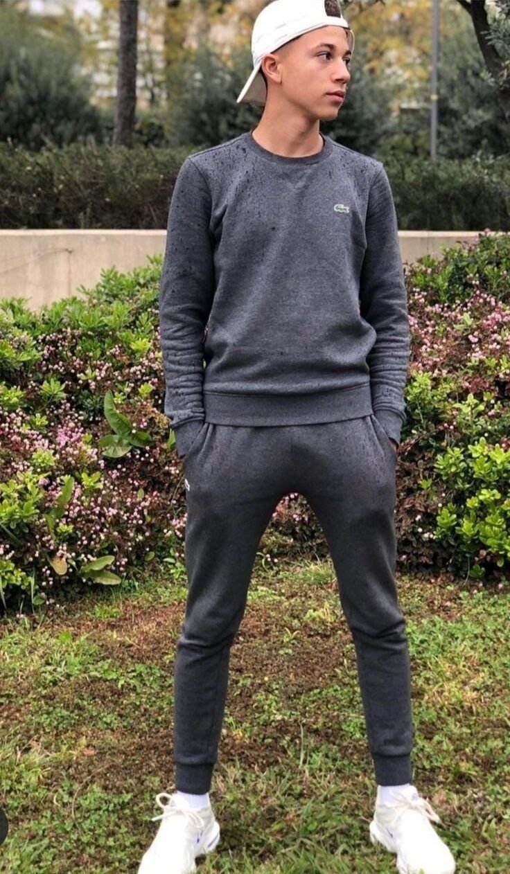 Парни в спортивках