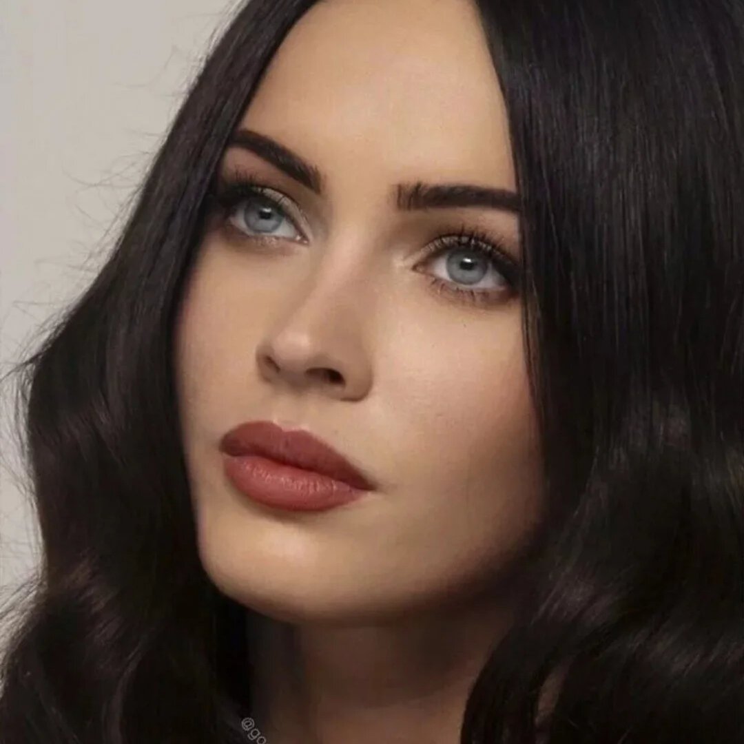 Меган Фокс кадык