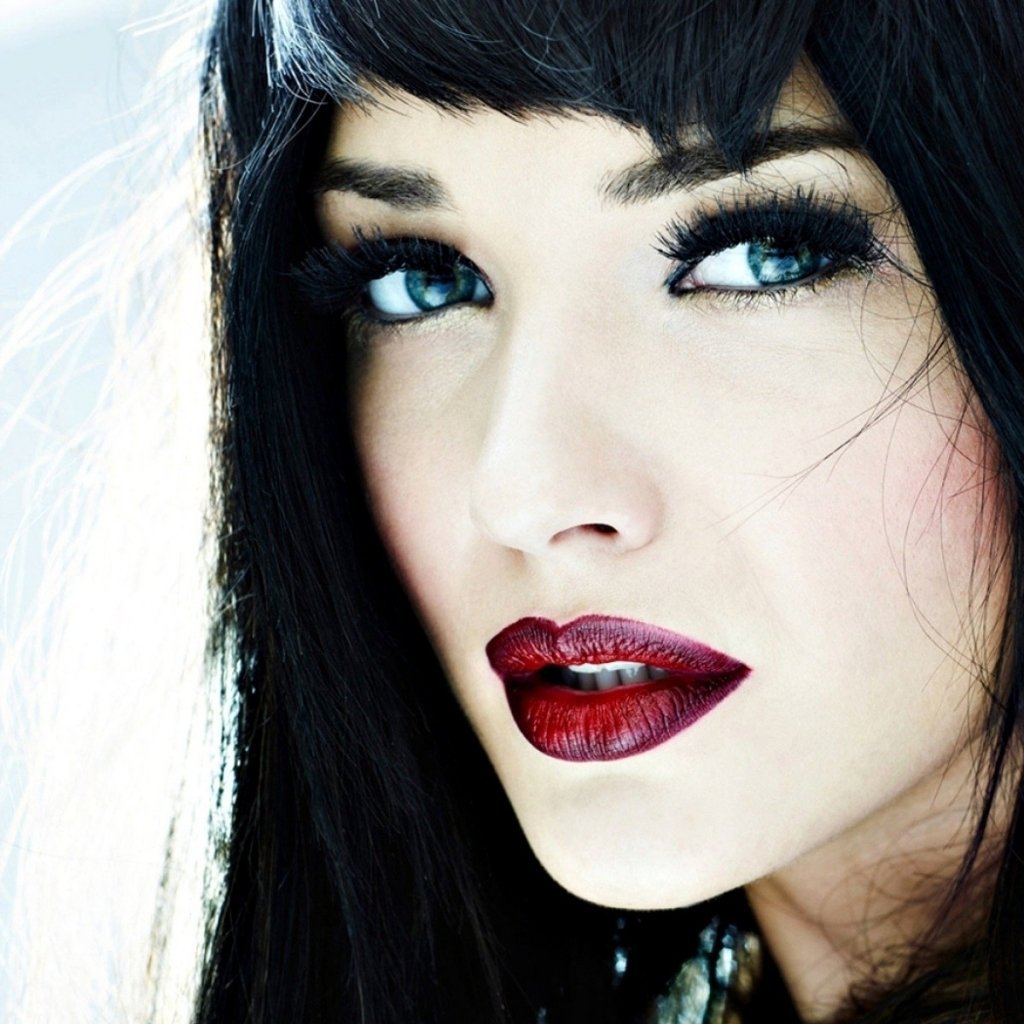 Девушка с черными волосами и красной помадой