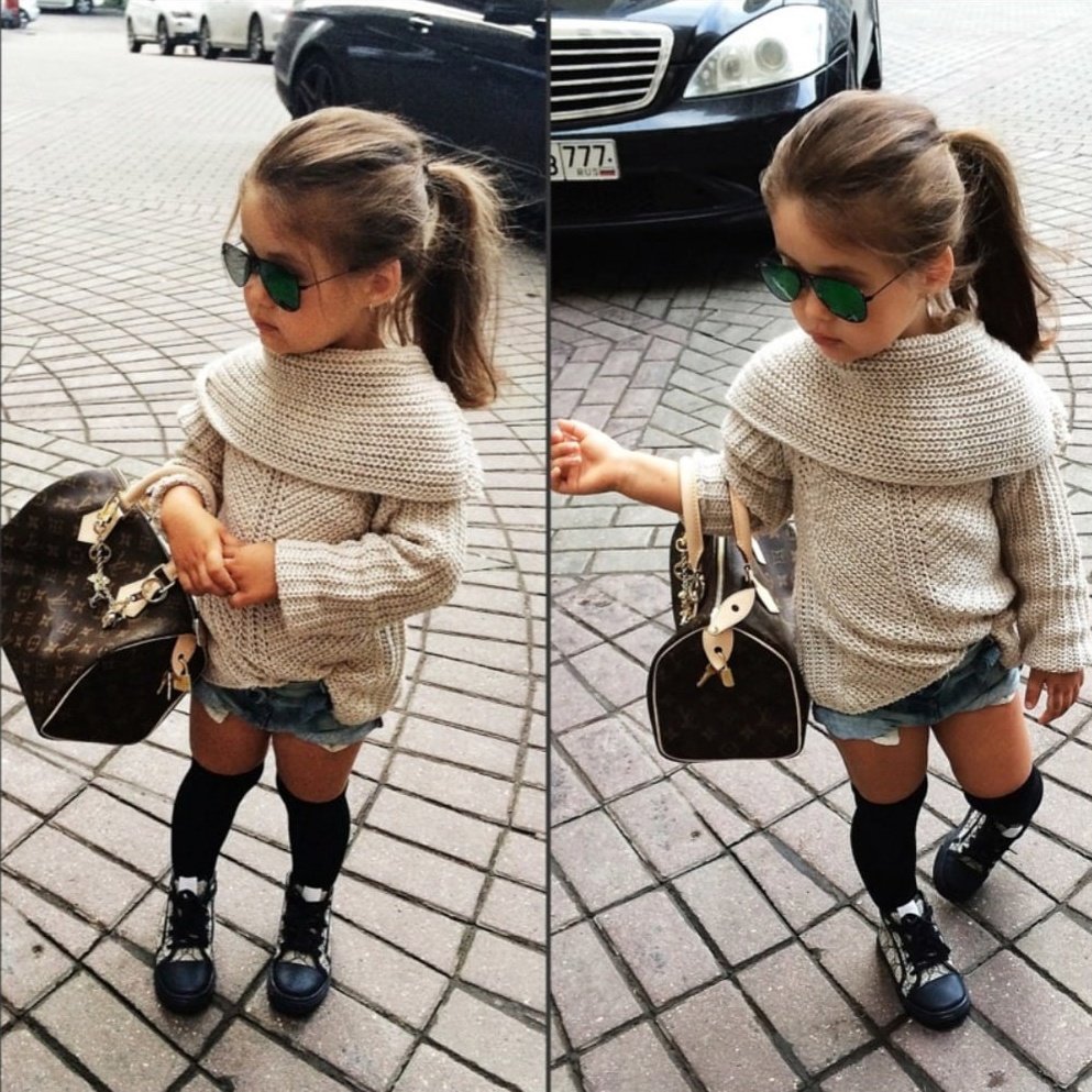 Ребенок в свитере