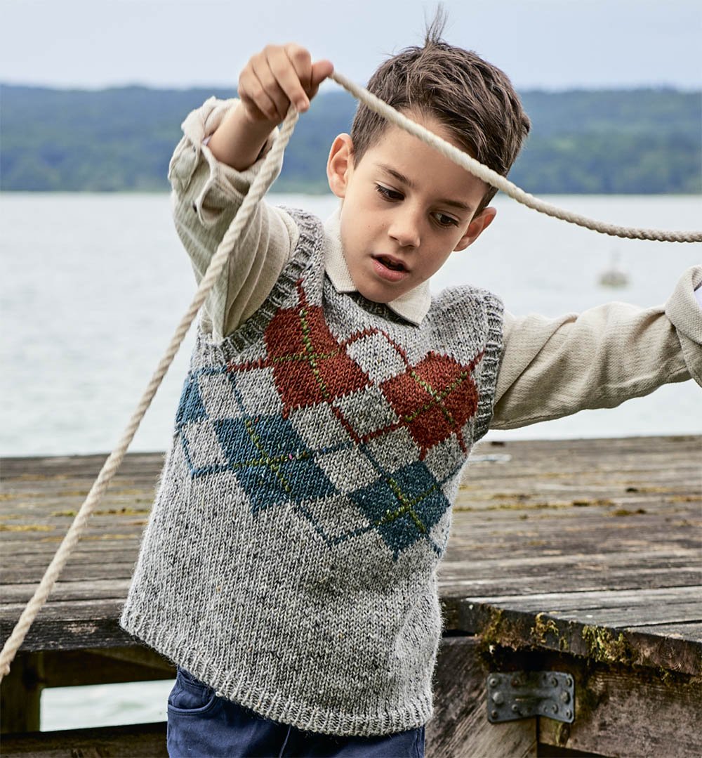 Вязаная жилетка для мальчика