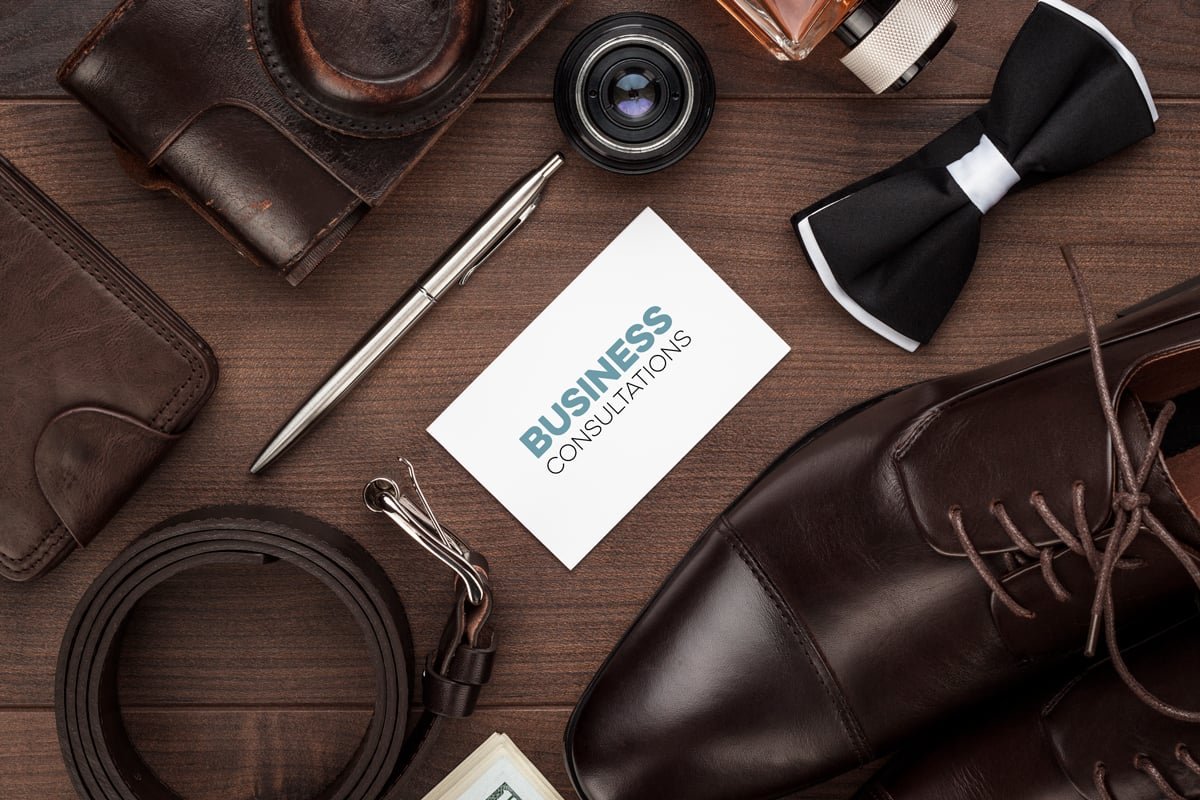 Мужские аксессуары на столе вид сверху