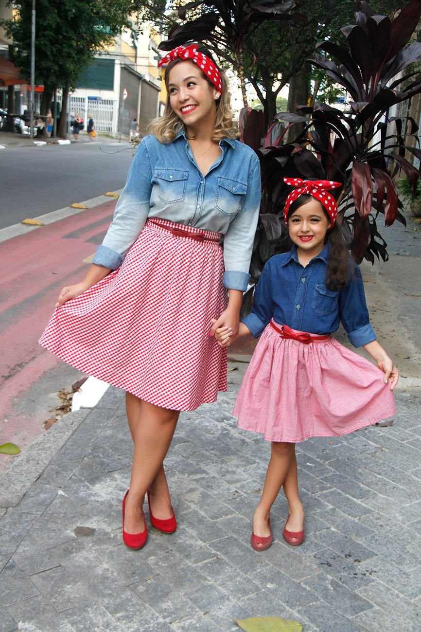 Мальчик и девочка в шляпке