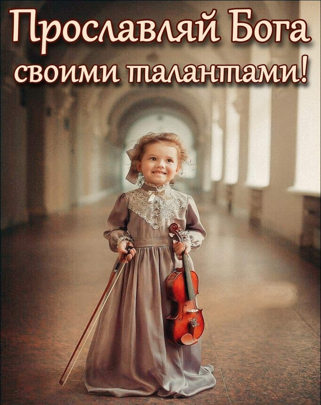 Маленький мальчик дарит цветы девочке