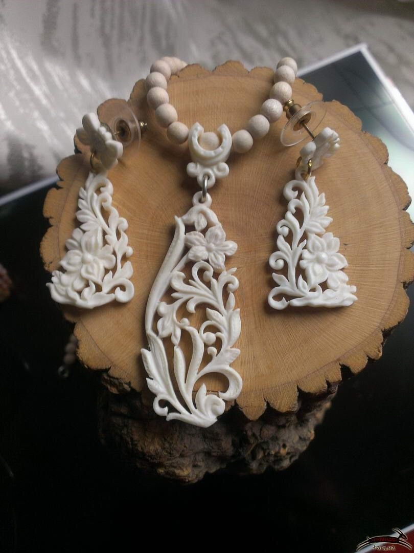 Изделие орла из кости