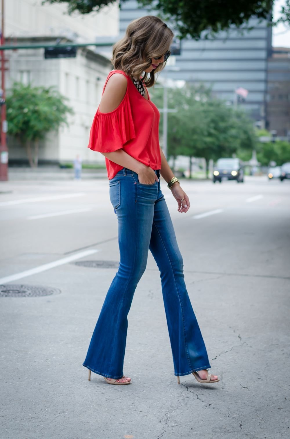 Брюки клеш с объемным свитером