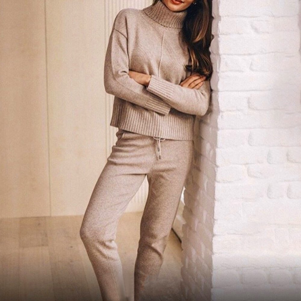 Трикотажный спортивный костюм женский