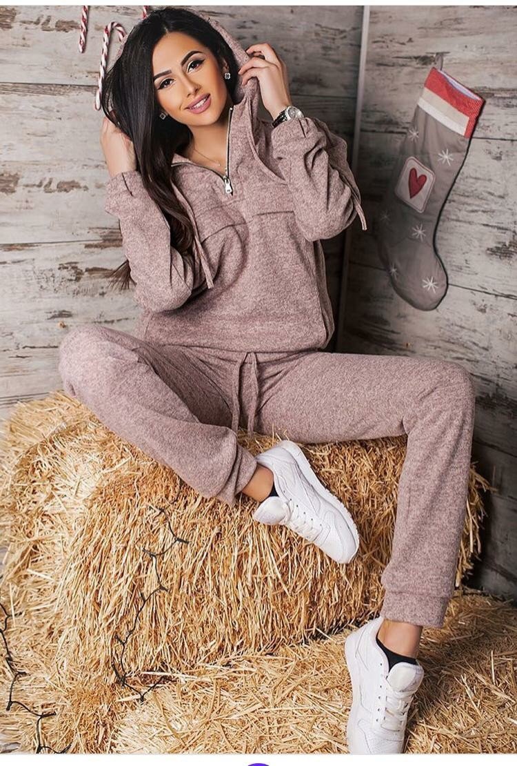 Клетчатые штаны и свитер