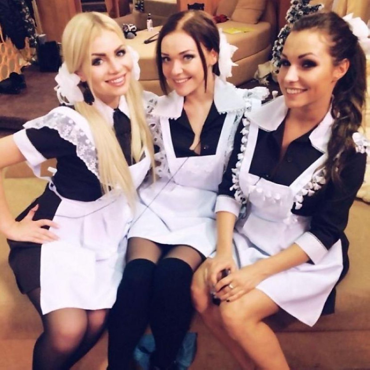 Красивые выпускницы в школьной форме