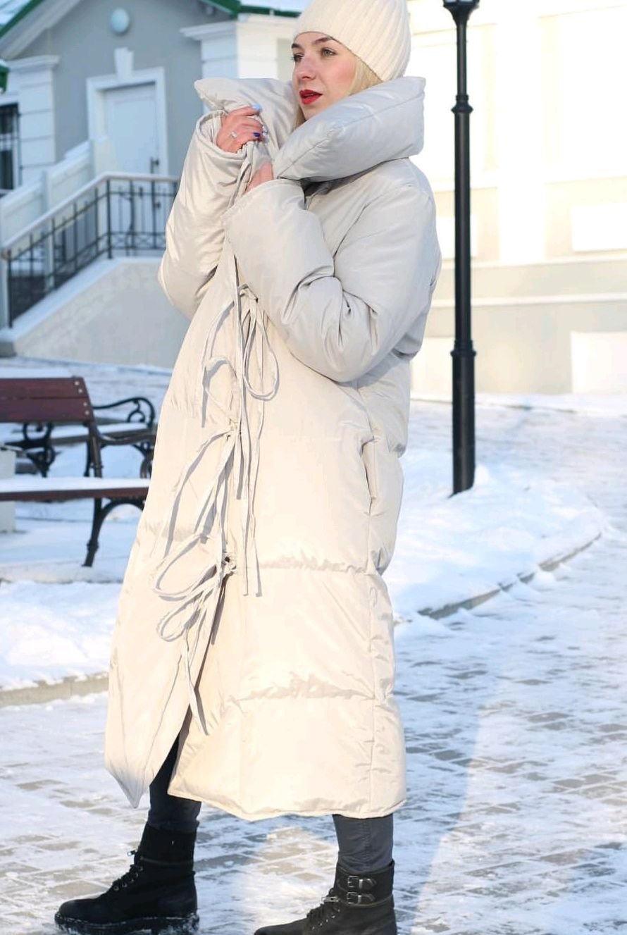 Светлые джинсы с пуховиком
