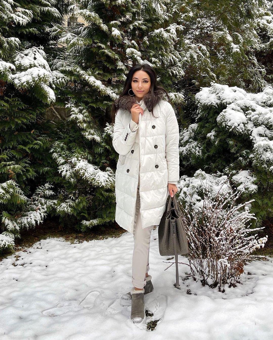 Длинный пуховик с сапогами