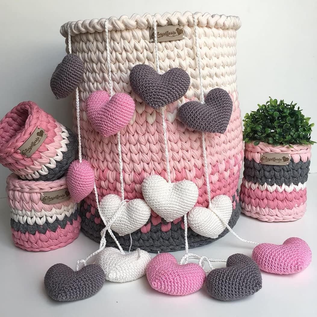 Украшение крючком на одежду