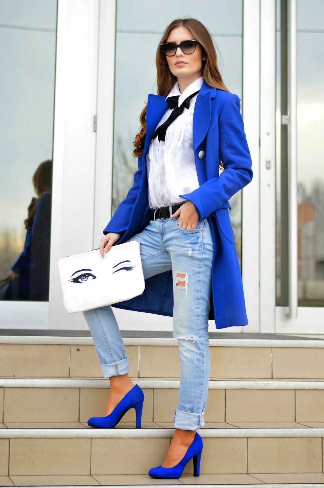 Голубой брючный костюм