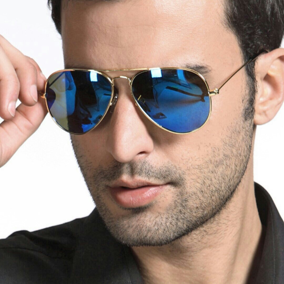 Мужчина в солнечных очках