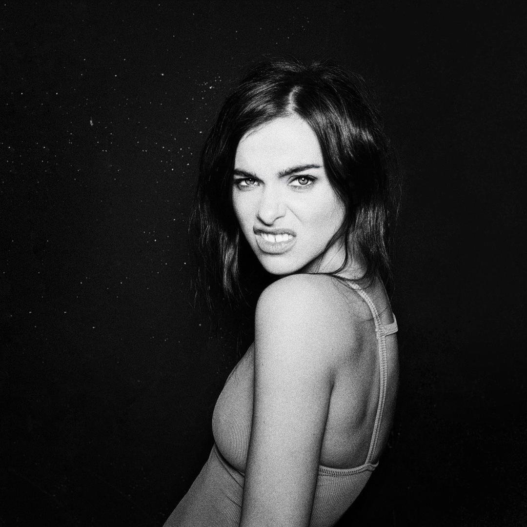 Лена Темникова каре