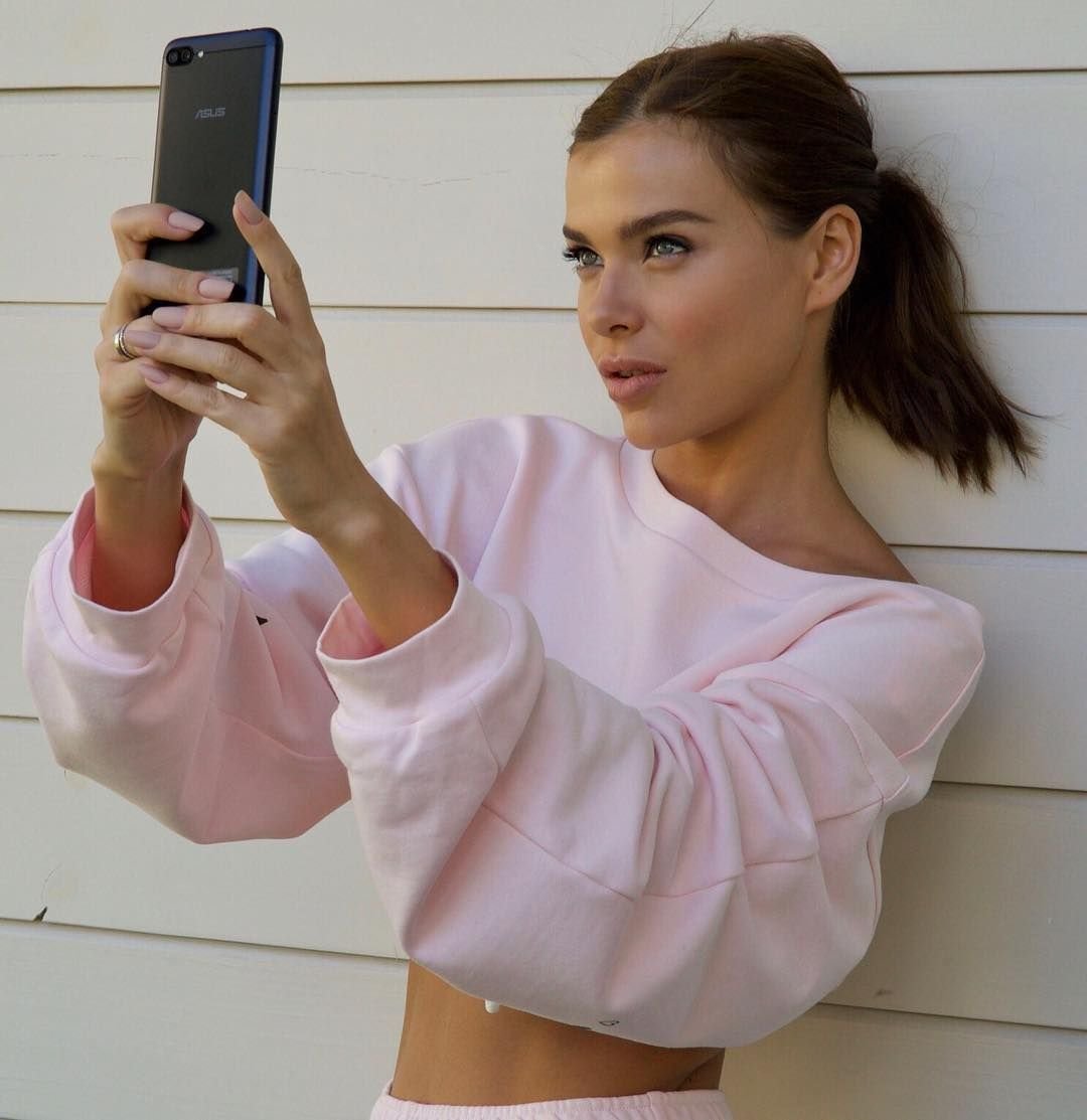 Елена Темникова ноги