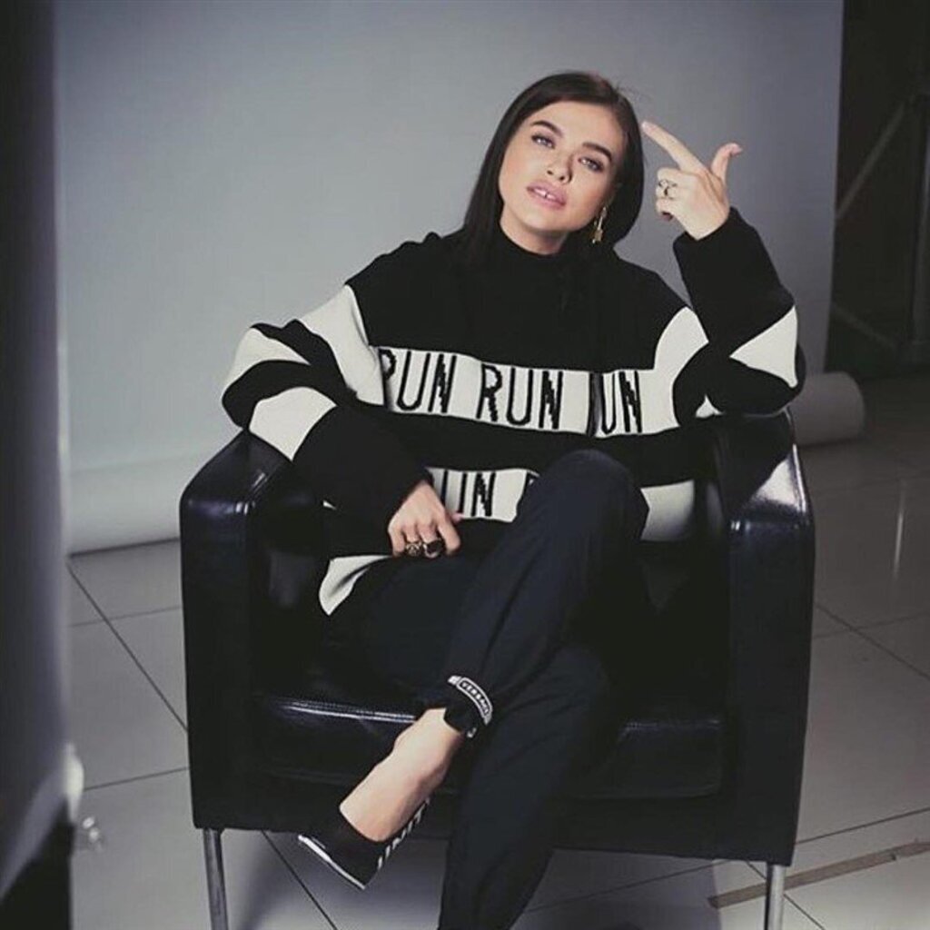 Елена Темникова в свитере