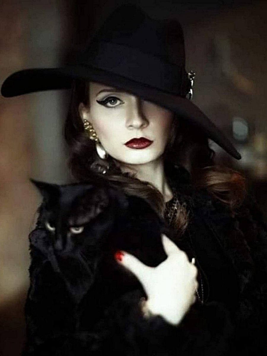 Роковая женщина в шляпе