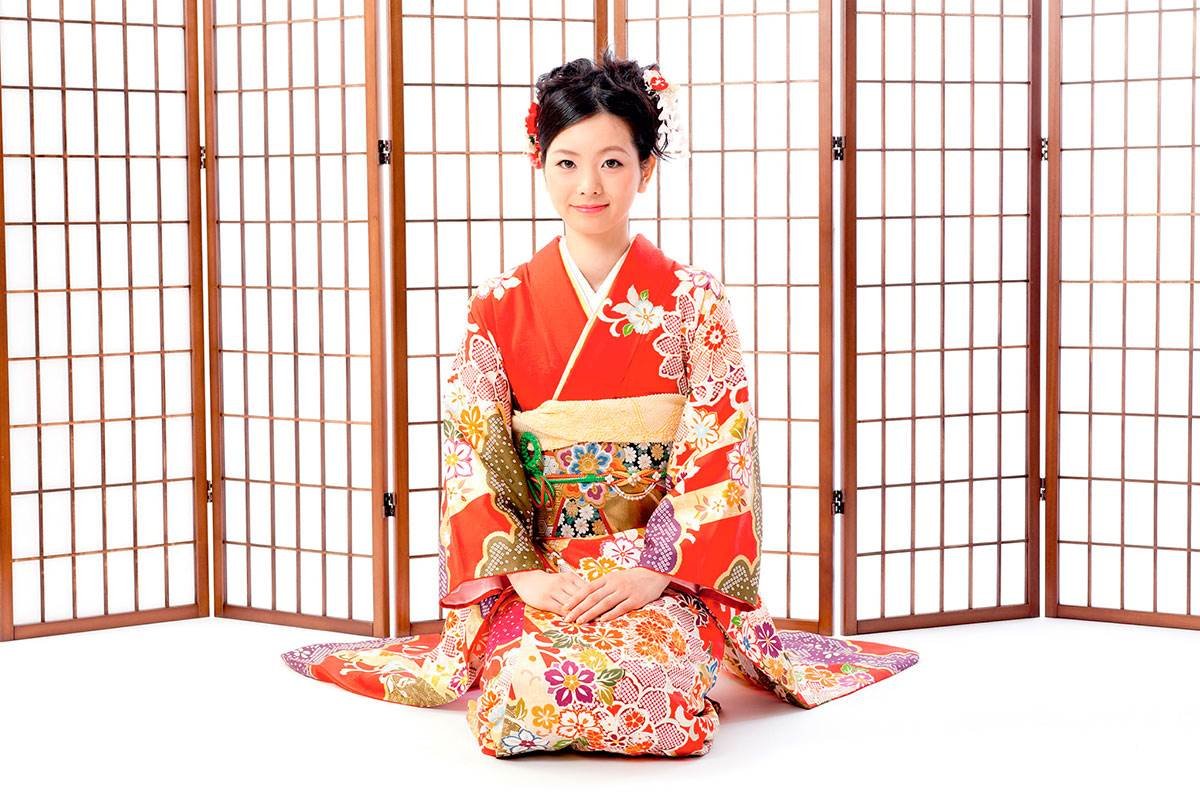 Японская девушка в кимоно сидит