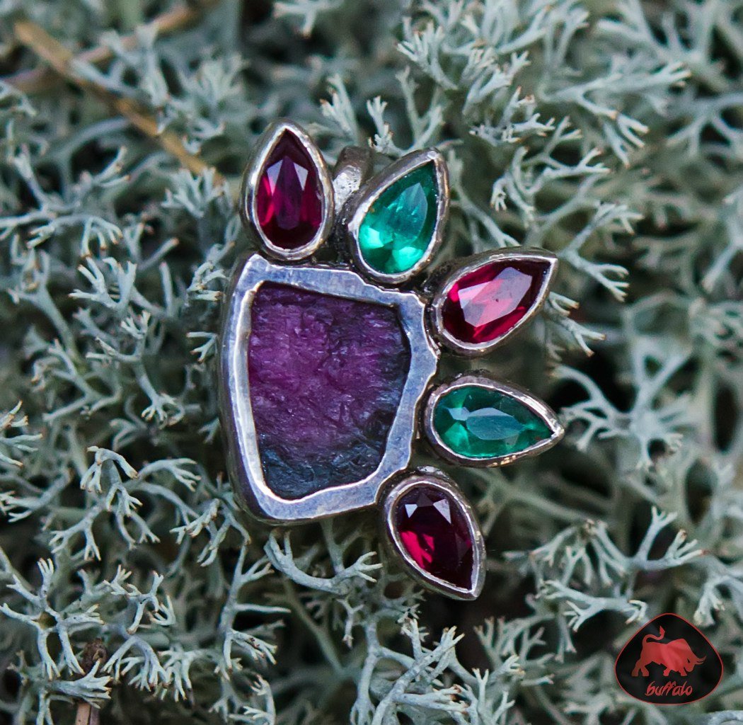 Крупный рубеллит украшения