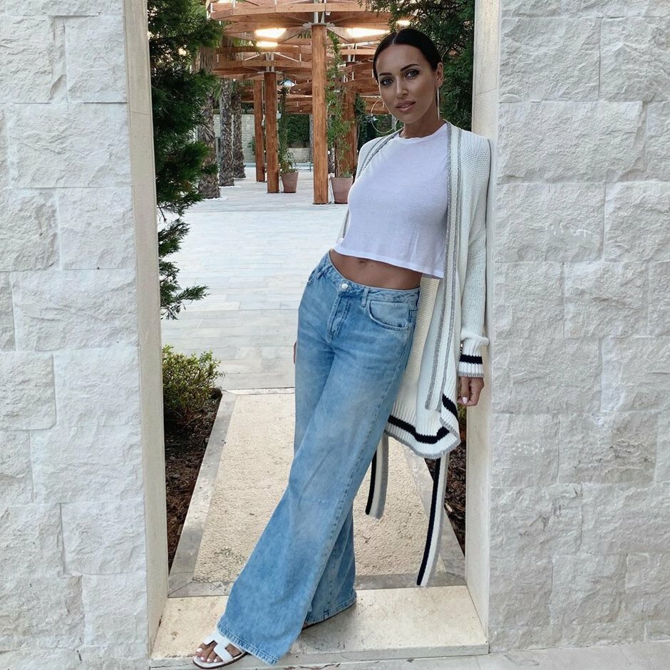 Певица Алсу в джинсах