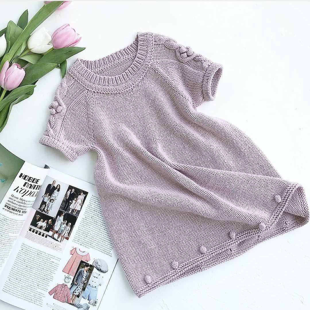 Вязаное серо-розовое платье для девочки